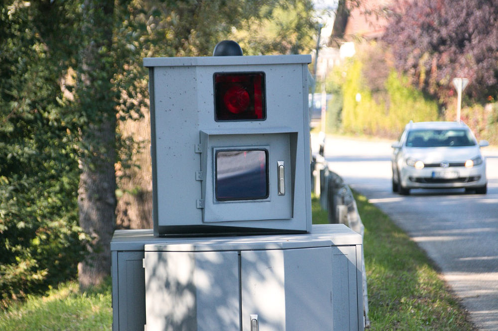 mobiler Blitzer an der Straße
