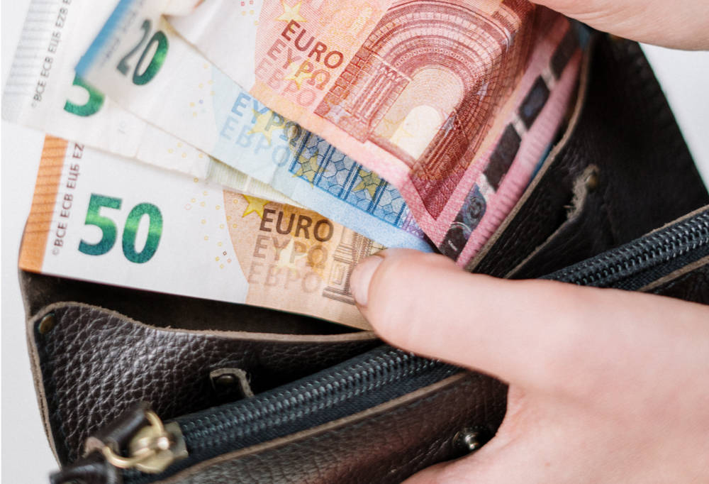 Euroscheine im Geldbeutel - Kostenübernahme Anwalt