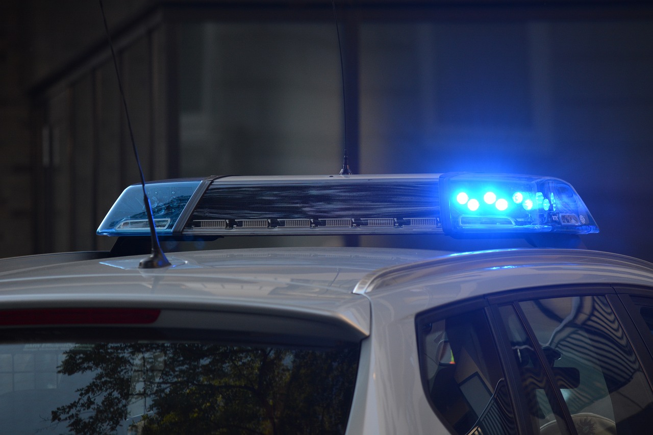 Polizeiauto als Zeichen für Wohnungsdurchsuchung in Essen