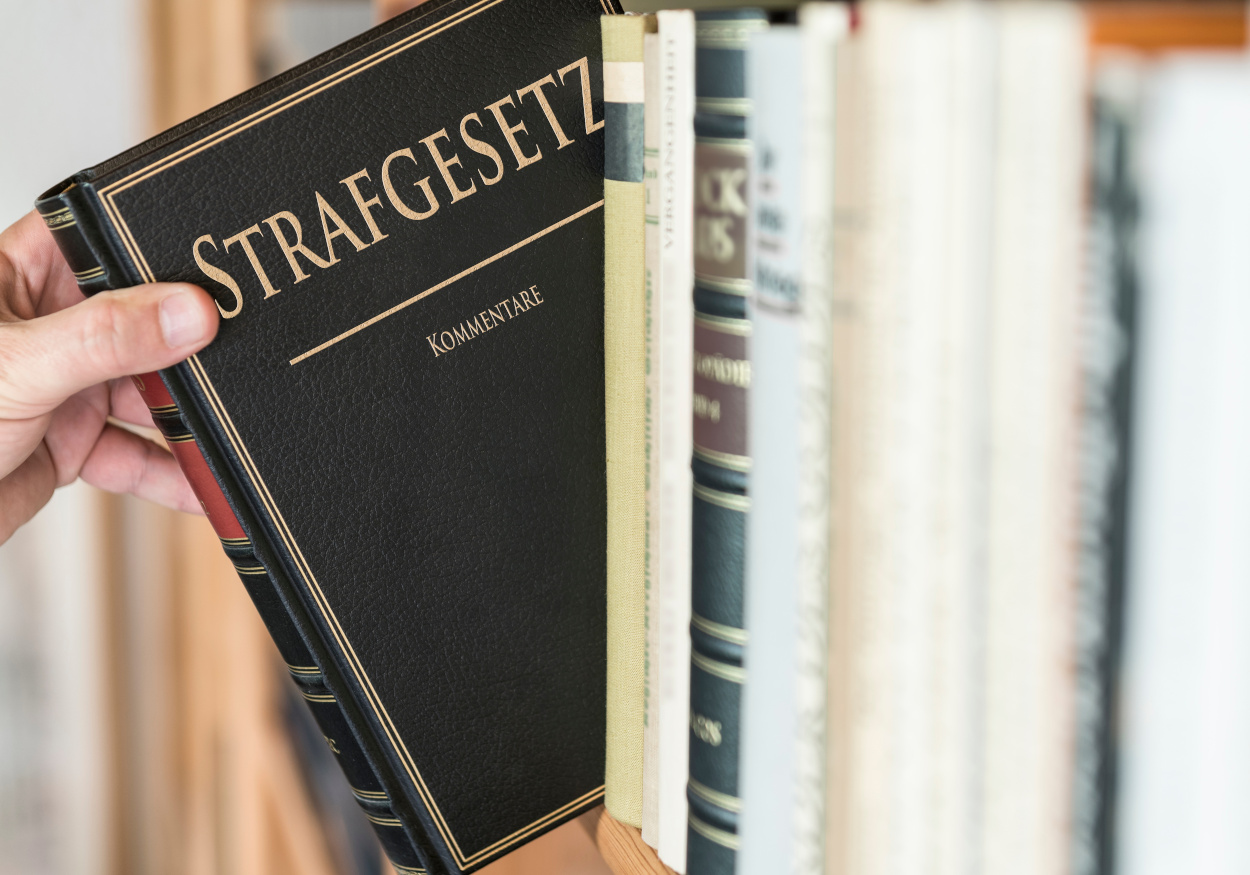 Bücherregal mit einem Strafgesetzbuch 