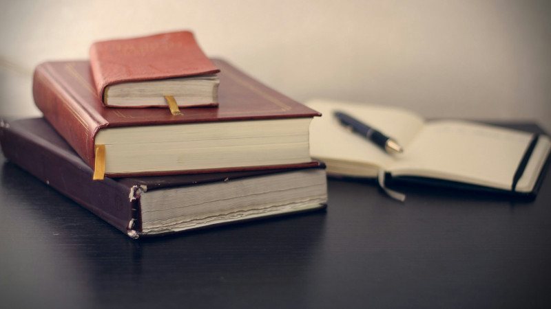 Bücherstapel mit Gesetzen